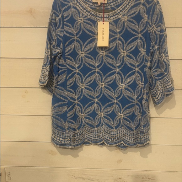 Solitaire NWT Blue and White Geometric Blouse - Picture 8 of 13